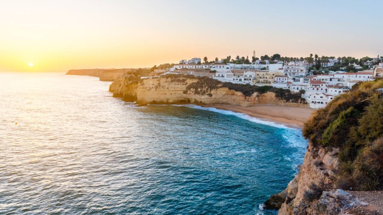 Portugal retira cerca de 2,2 milhões de toneladas de areia nos EUA em uma megaoperação para salvar cerca de 37 metros de praias do Algarve, e o plano mostra o custo real de manter uma linha costeira quando o mar não quer negociar