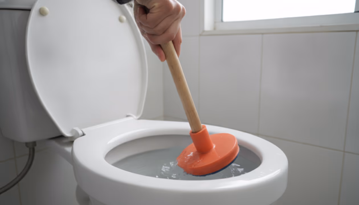 Desentupir o vaso sem produto químico: os dois métodos que resolvem a maioria dos casos