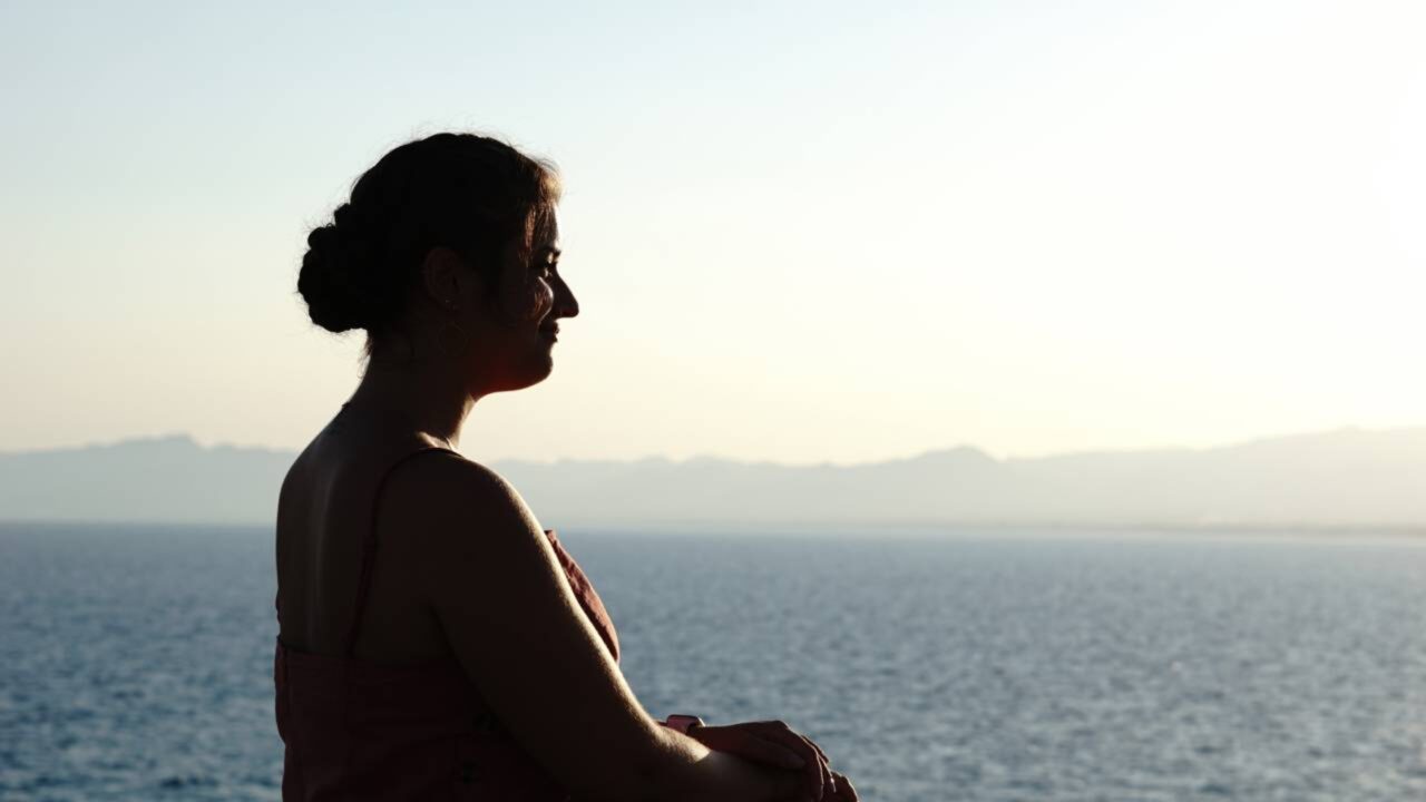 A psicologia revelou que o silêncio em conversas em grupo não é timidez ou desinteresse, mas uma alta capacidade de processar informações de forma profunda: em vez de competir pela fala, essas pessoas observam e avaliam cuidadosamente, operando com um estilo cognitivo mais reflexivo do que a maioria
