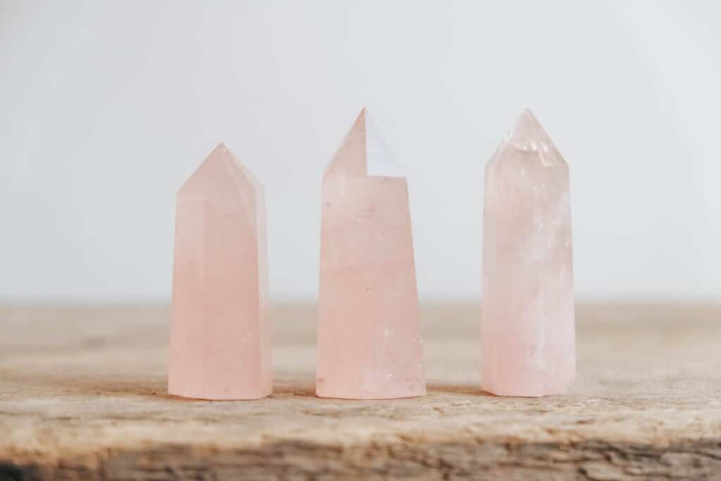 4 rituais com quartzo rosa para atrair amor