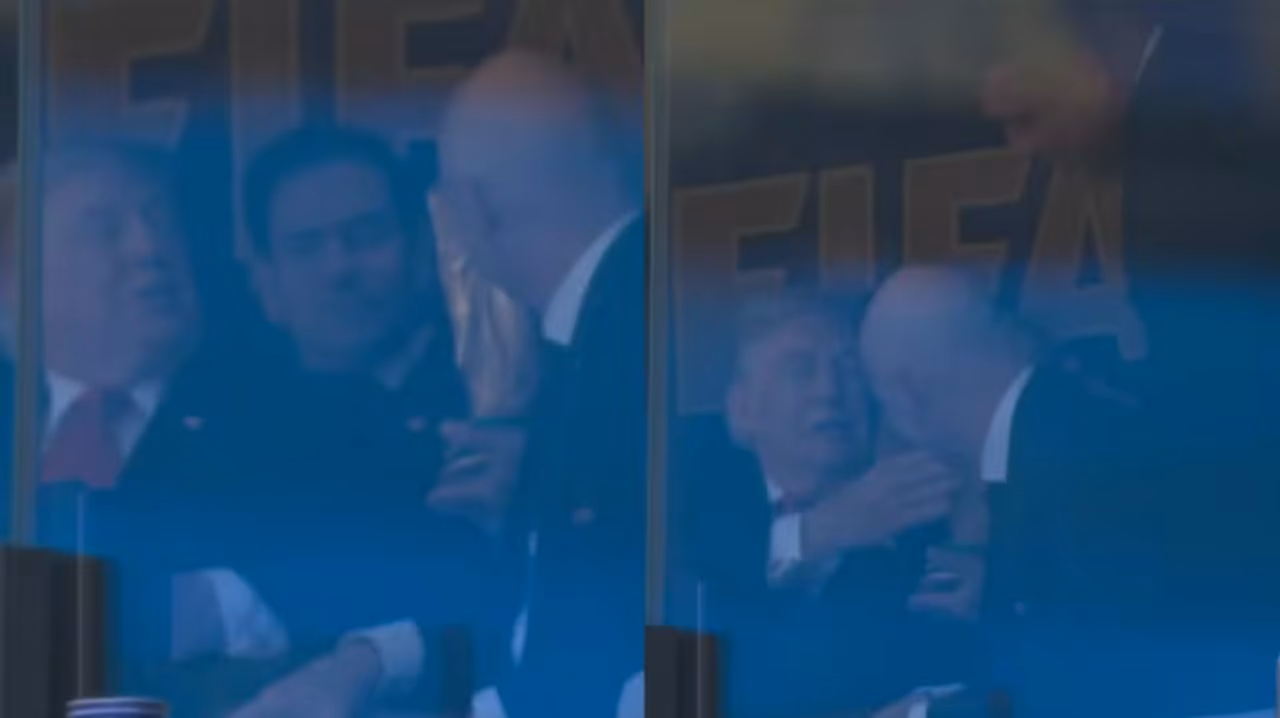Ronaldo leva taça da Copa a Trump