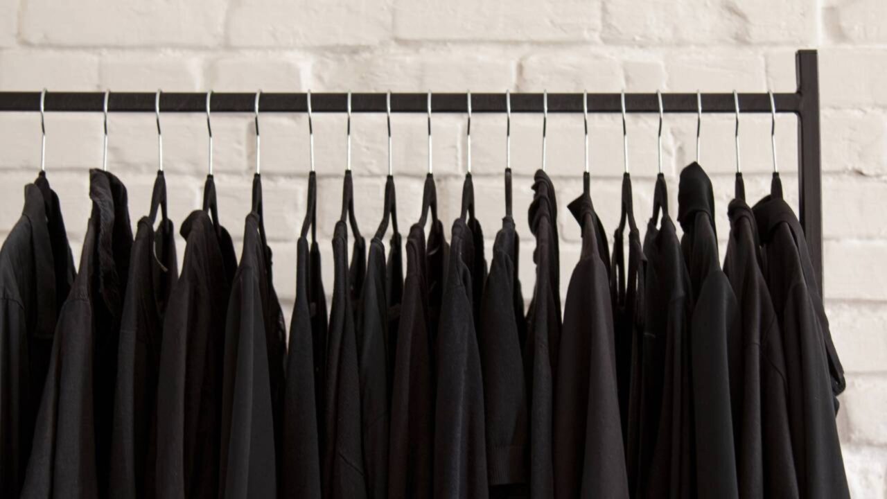 A psicologia revela por que você não para de usar roupas pretas
