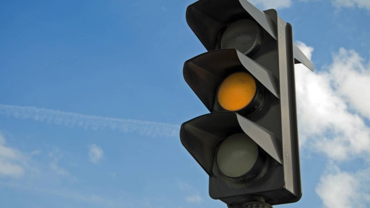 O que significa o semáforo amarelo ficar piscando e quem tem prioridade?