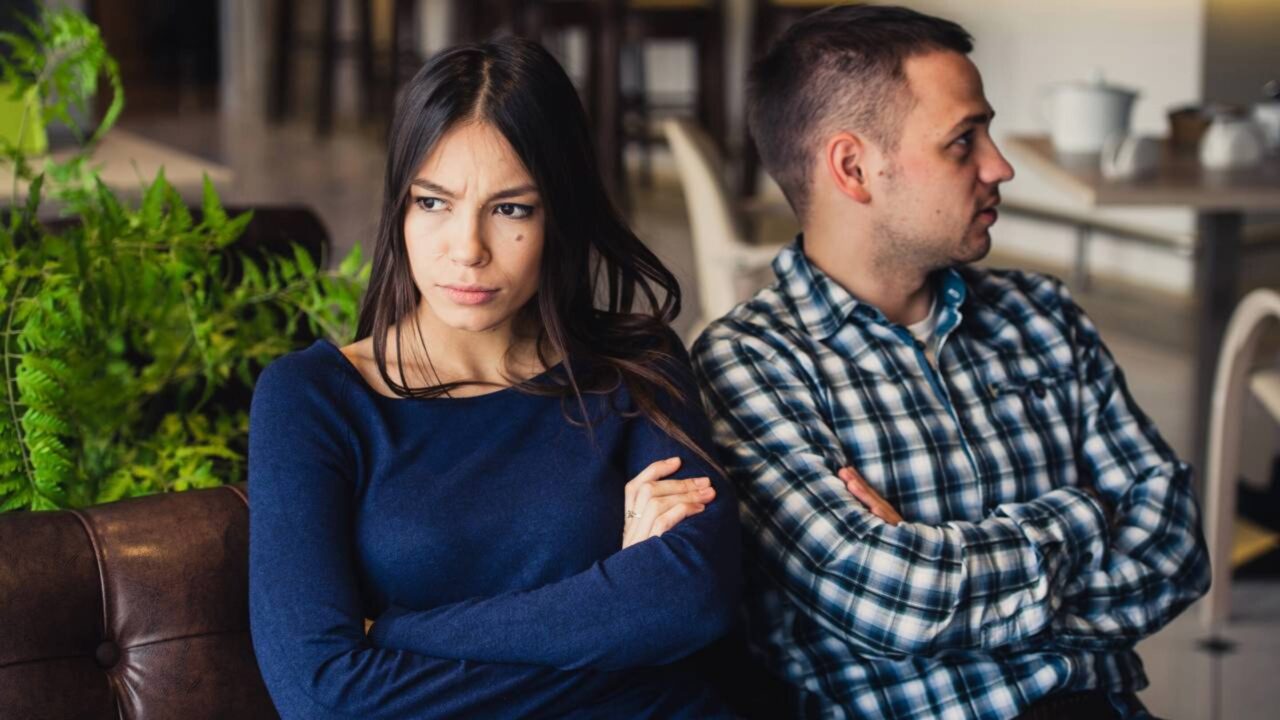 O silêncio de alguém pode causar mais ansiedade do que uma discussão porque o cérebro começa a preencher sozinho todas as respostas que faltam