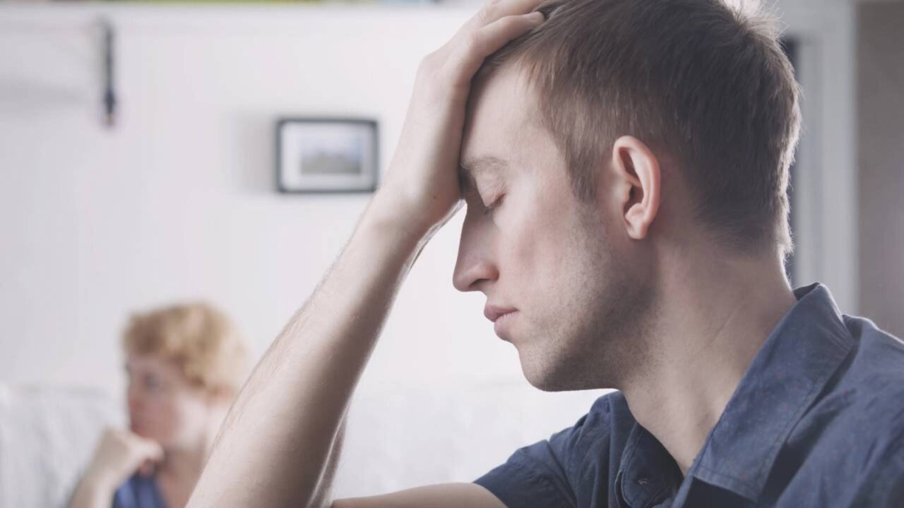 O silêncio de alguém pode causar mais ansiedade do que uma discussão porque o cérebro começa a preencher sozinho todas as respostas que faltam