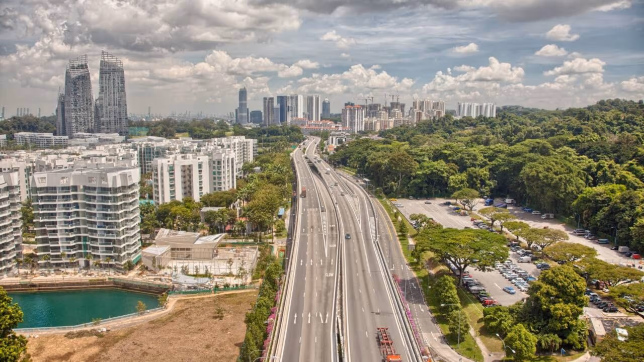 Singapura alcançou a maior cobertura vegetal entre as grandes cidades do mundo ao tratar árvores como infraestrutura essencial, mas ainda enfrenta dificuldades para repetir esse sucesso na produção de alimentos