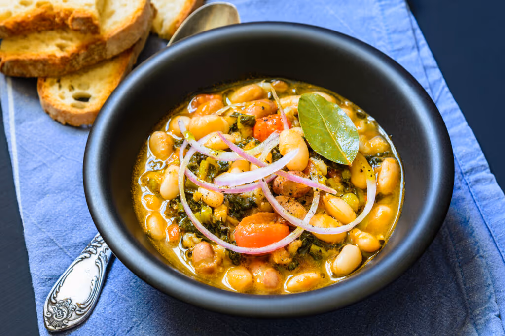 9 receitas de sopas leves para manter a dieta nos dias frios