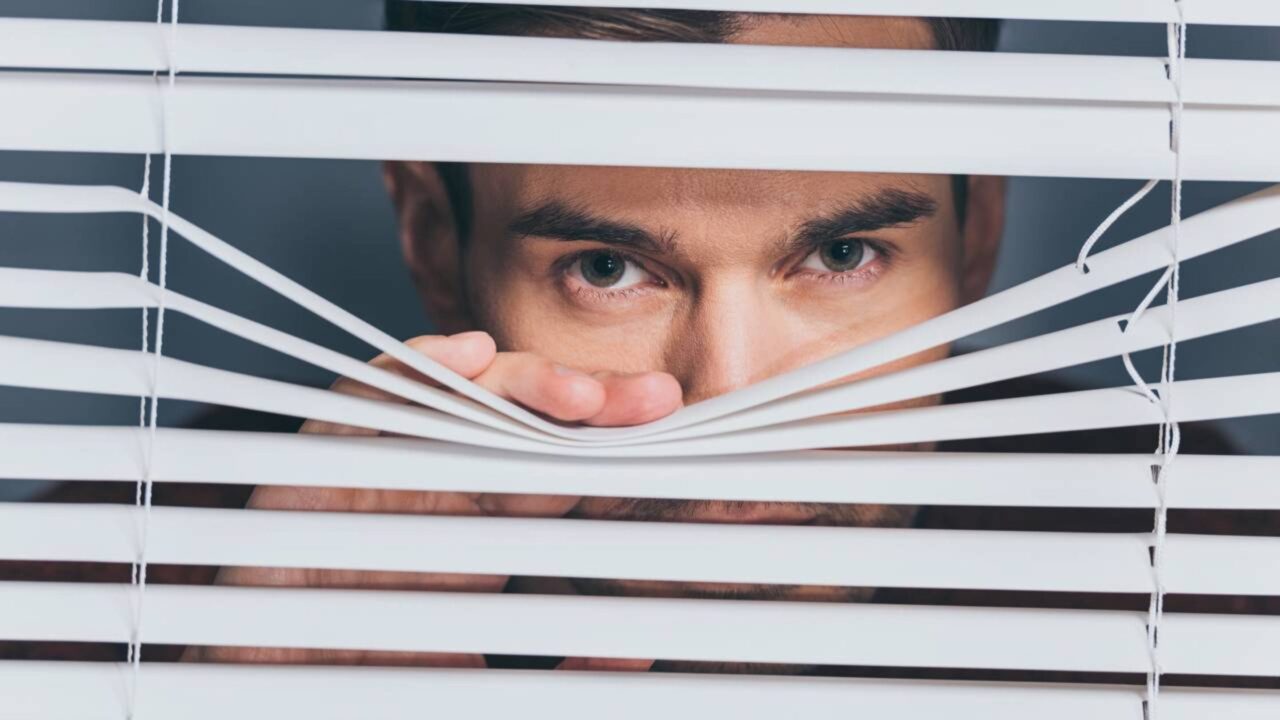 A psicologia diz que quem chegou aos 50 anos sem confiar em quase ninguém não se fechou de propósito, mas porque viveu relações em que se proteger era necessário