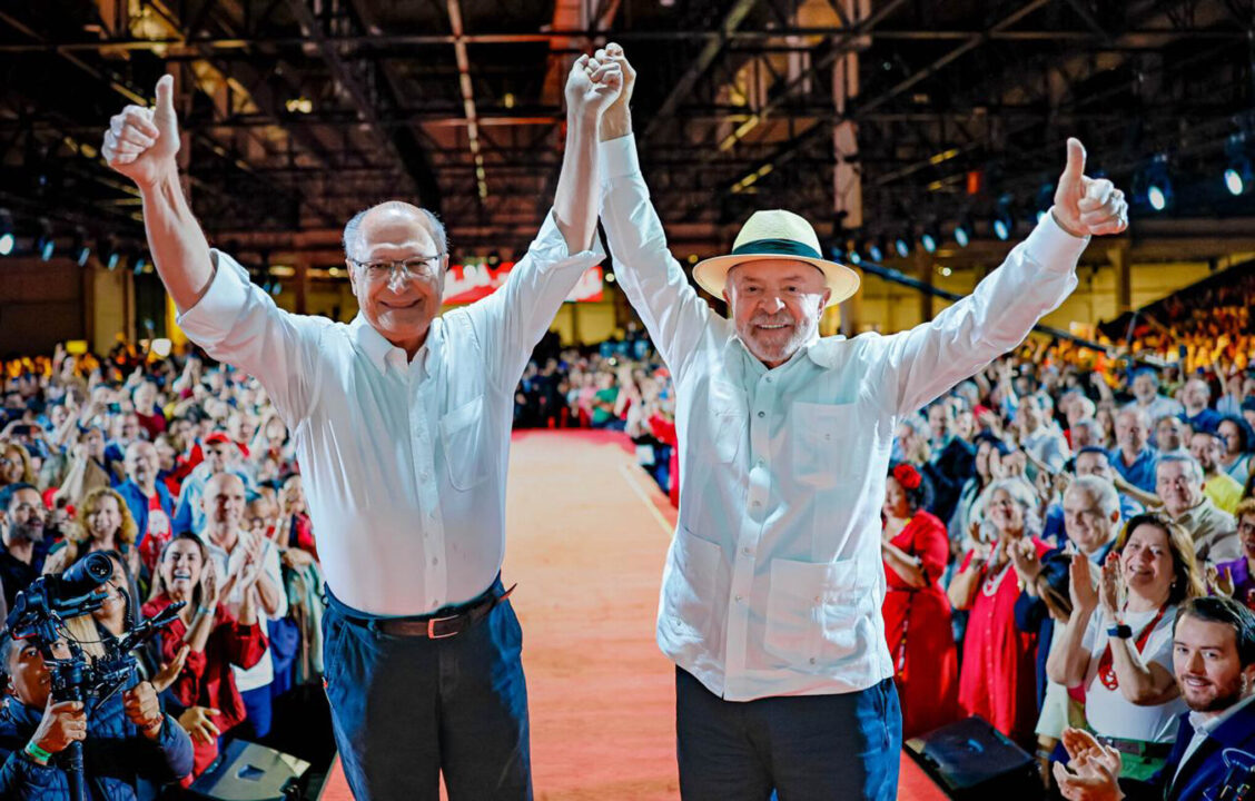 “Pela segunda vez, salvou a democracia brasileira”, diz Alckmin a Lula