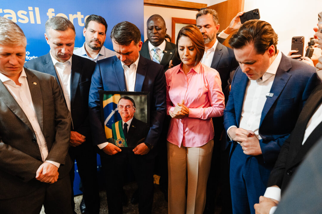 Crusoé: Quem convenceu Michelle a gravar um vídeo com Flávio Bolsonaro?