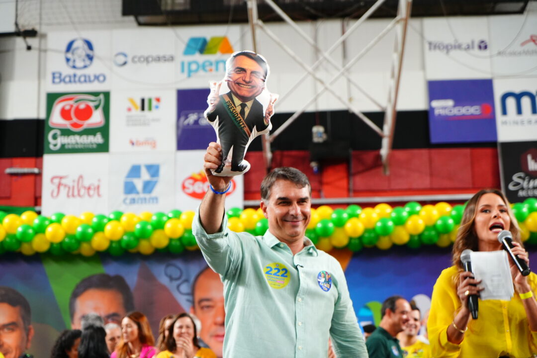 Crusoé: Flávio promete usar imagem do pai “no limite da lei”