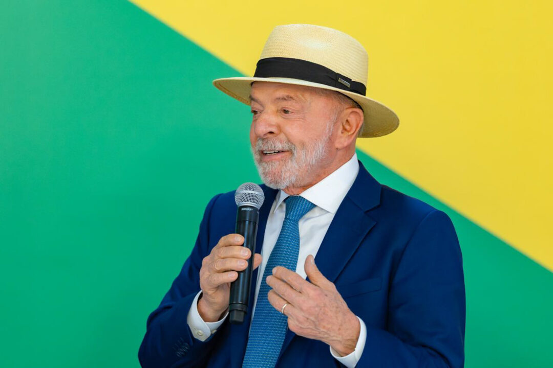 Lula registra candidatura com 88 certidões criminais