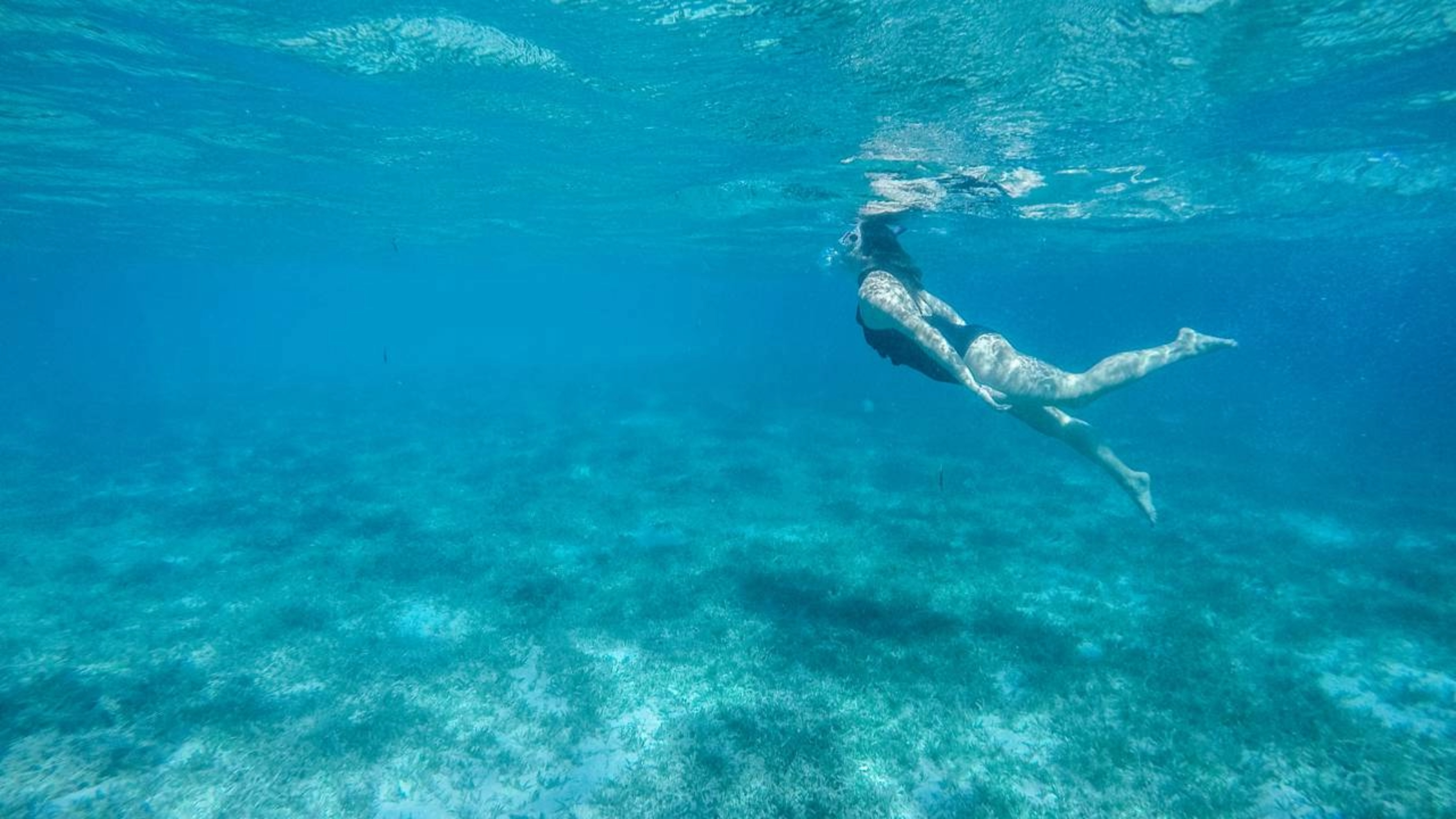 A nadadora de maratona Rebecca "Becky" Thompson não resiste após parada cardíaca durante travessia no Canal Catalina