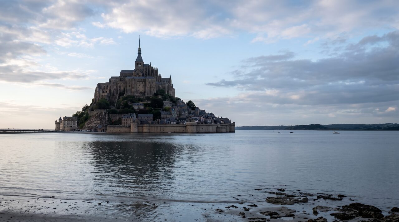 A história e as marés extremas da abadia do Mont Saint-Michel