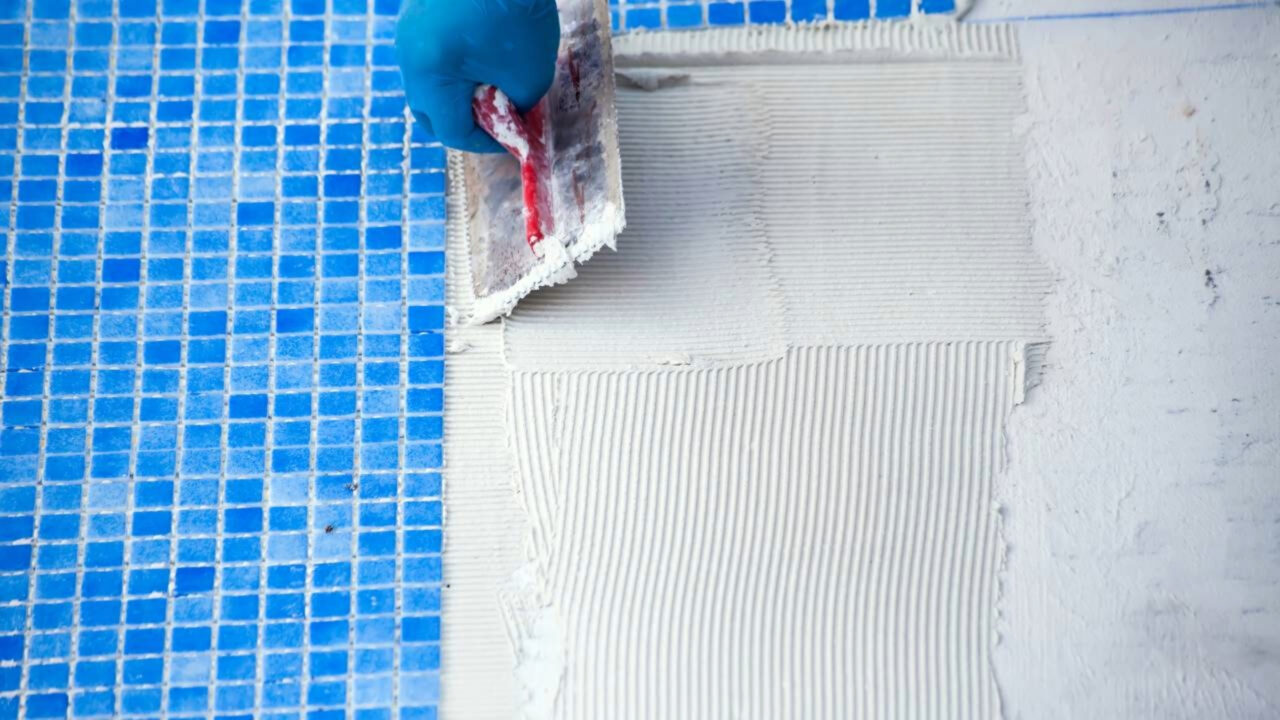 Adeus à cola e à argamassa Sistema criado por jovens espanhóis promete instalar pisos cerâmicos muito mais rápido e com menos sujeira