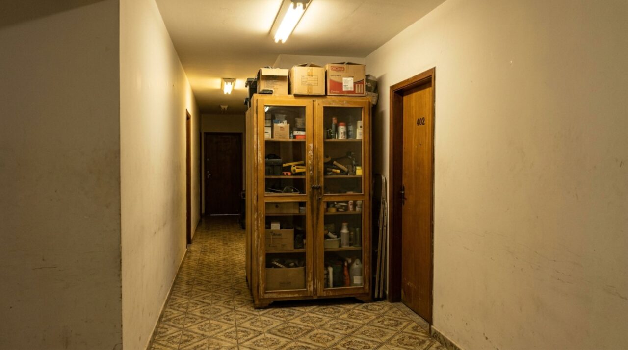 Família retorna de viagem e descobre que um armário colocado pelo vizinho passou a ocupar parte do corredor comum diante de sua porta