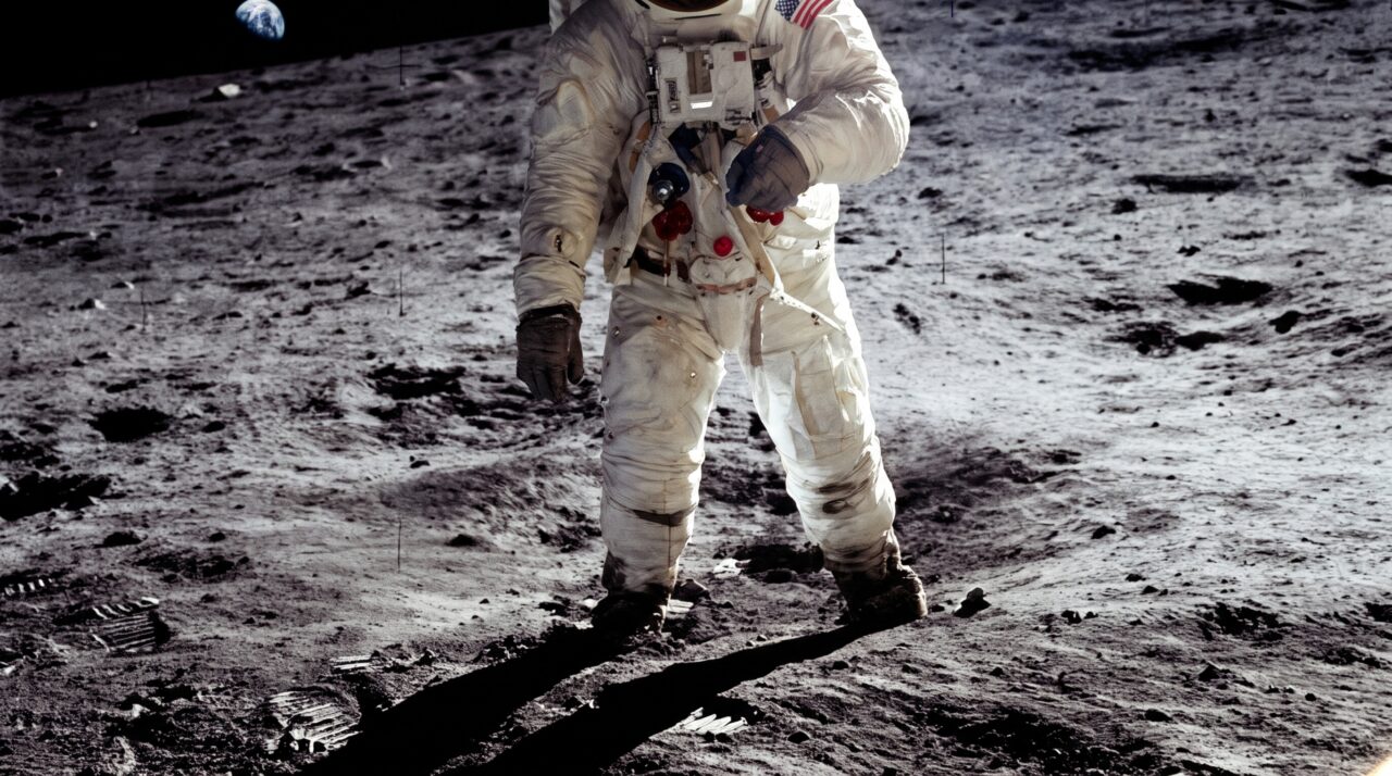 A poeira da Lua parece fina como farinha, mas foi capaz de desgastar trajes e irritar olhos, nariz e garganta dos astronautas