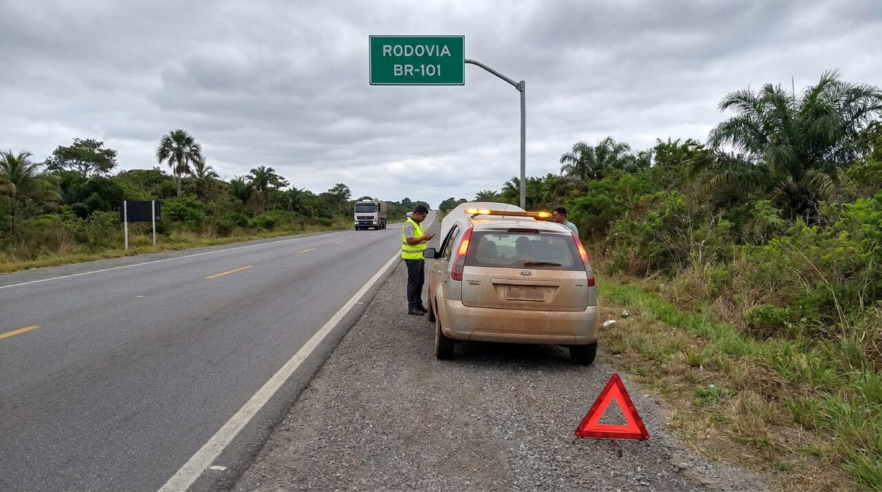 Motorista é multado por parar no acostamento para responder mensagem no WhatsApp e descobre que a lei só permite parada em uma única situação