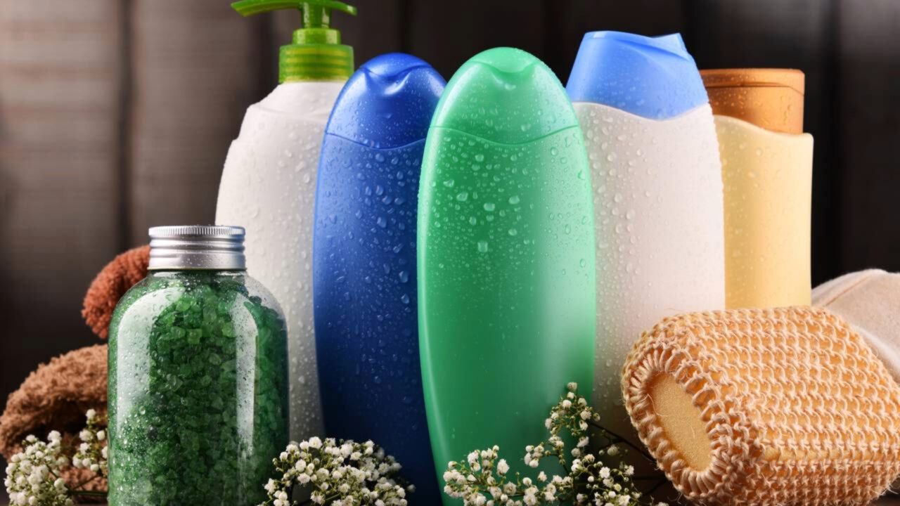 Cabeleireiros com muitos anos de experiência concordam Lavar o cabelo do avesso é uma técnica interessante porque funciona como uma barreira protetora antes do shampoo limpar