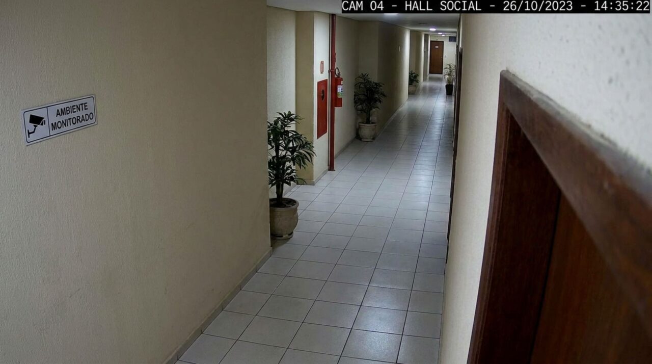 Moradora passa alguns dias fora e, ao voltar descobre que o condomínio instalou uma câmera no corredor, exatamente diante da porta de seu apartamento