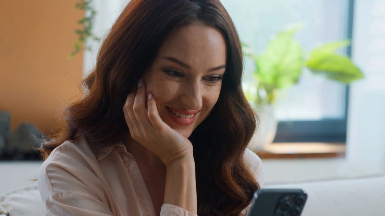 Camiel Beukeboom, pesquisador, explica que olhar o celular durante uma conversa não é só distração, mas pode reduzir intimidade, resposta percebida e satisfação