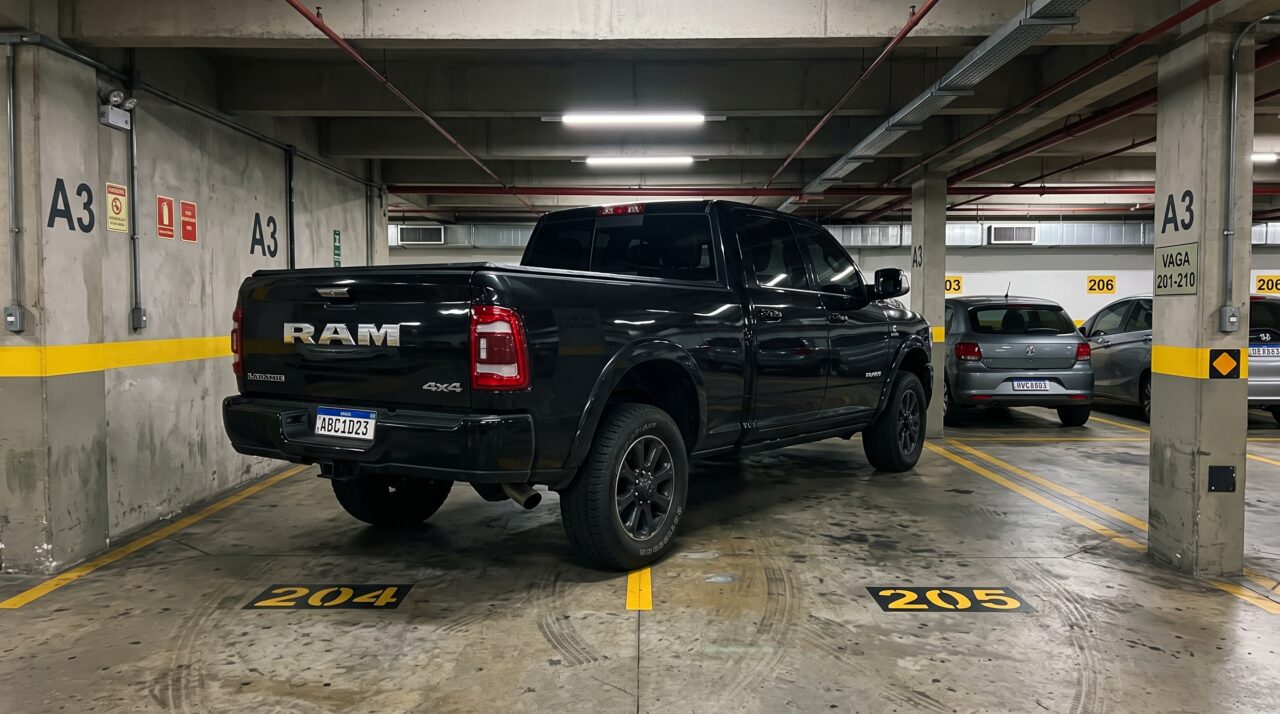Regras de condomínio e punições para carros grandes que ultrapassam o limite da vaga na garagem.