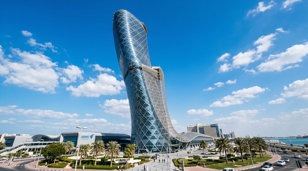 A engenharia por trás do Capital Gate nos Emirados Árabes Unidos.