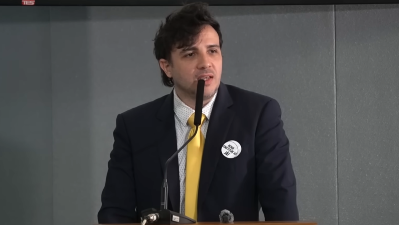 Crusoé: Renan vira alvo ao crescer fora da bolha