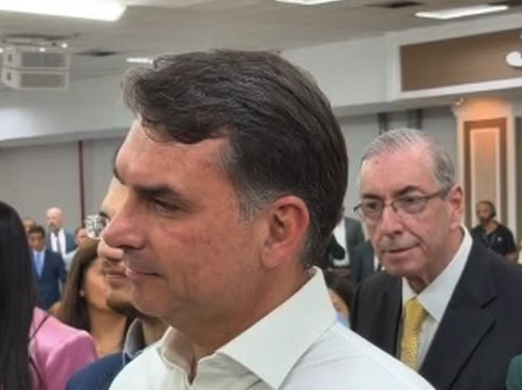 Flávio Bolsonaro se defende sobre ‘Dark Horse’: “Página virada” - QTU Questões do Universo