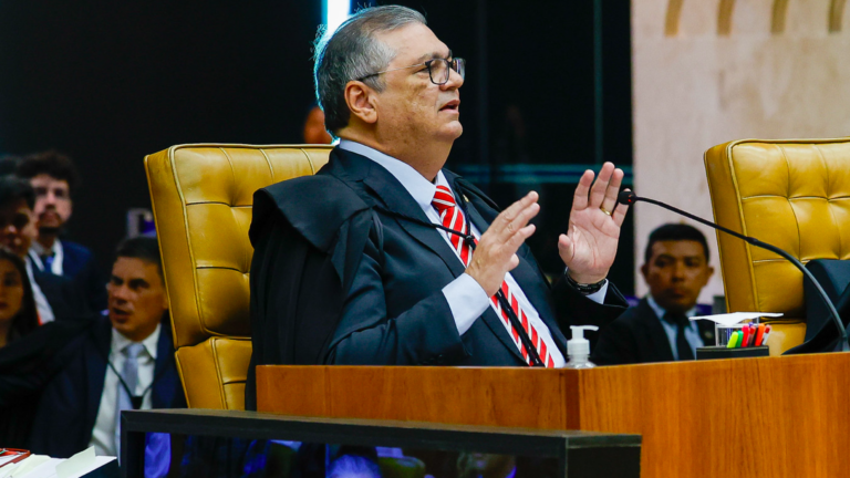 Dino tem muito mais do que a cabeça política
