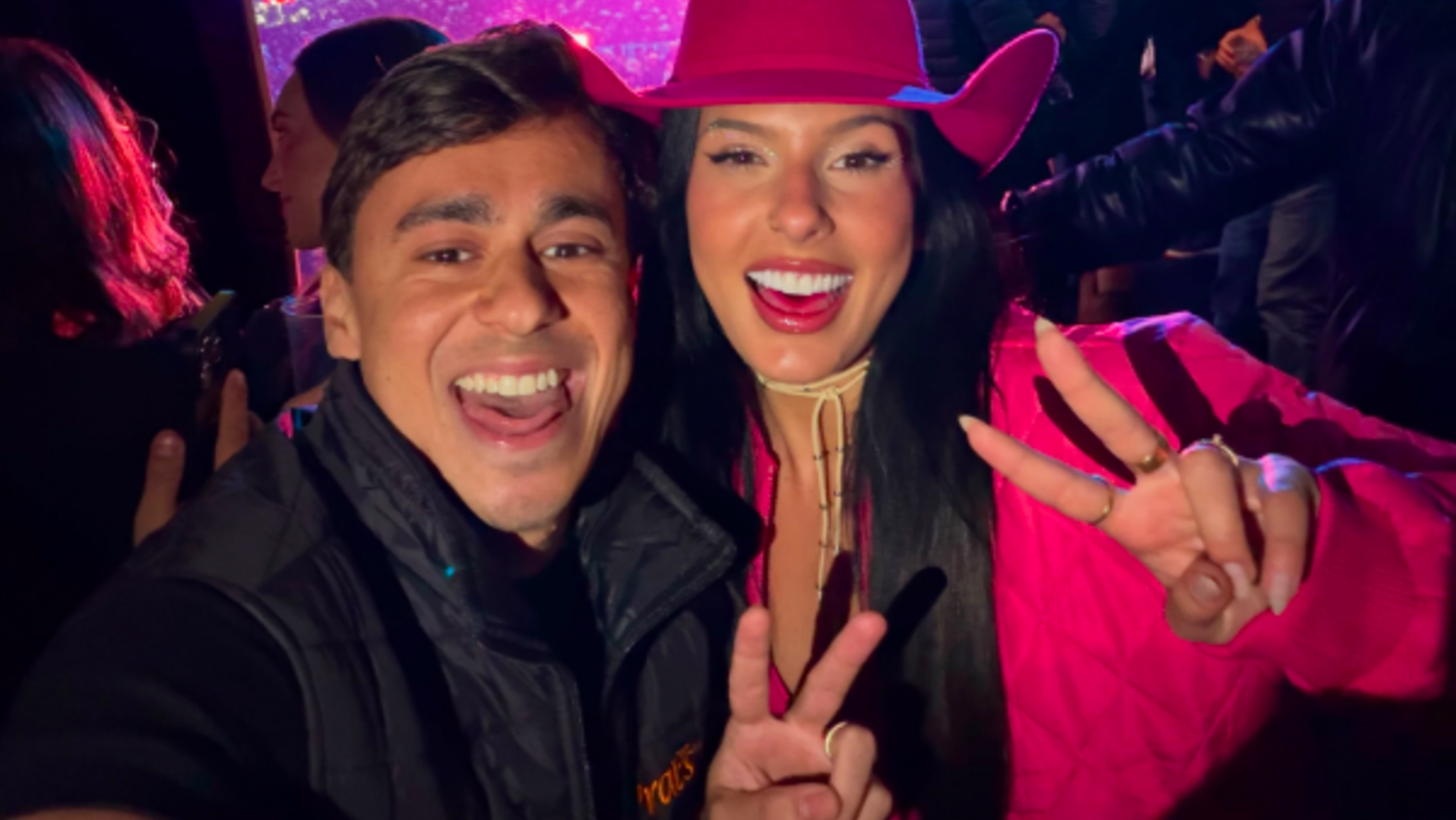 Ana Castela faz o ‘V’ de vitória com Nikolas - QTU Questões do Universo