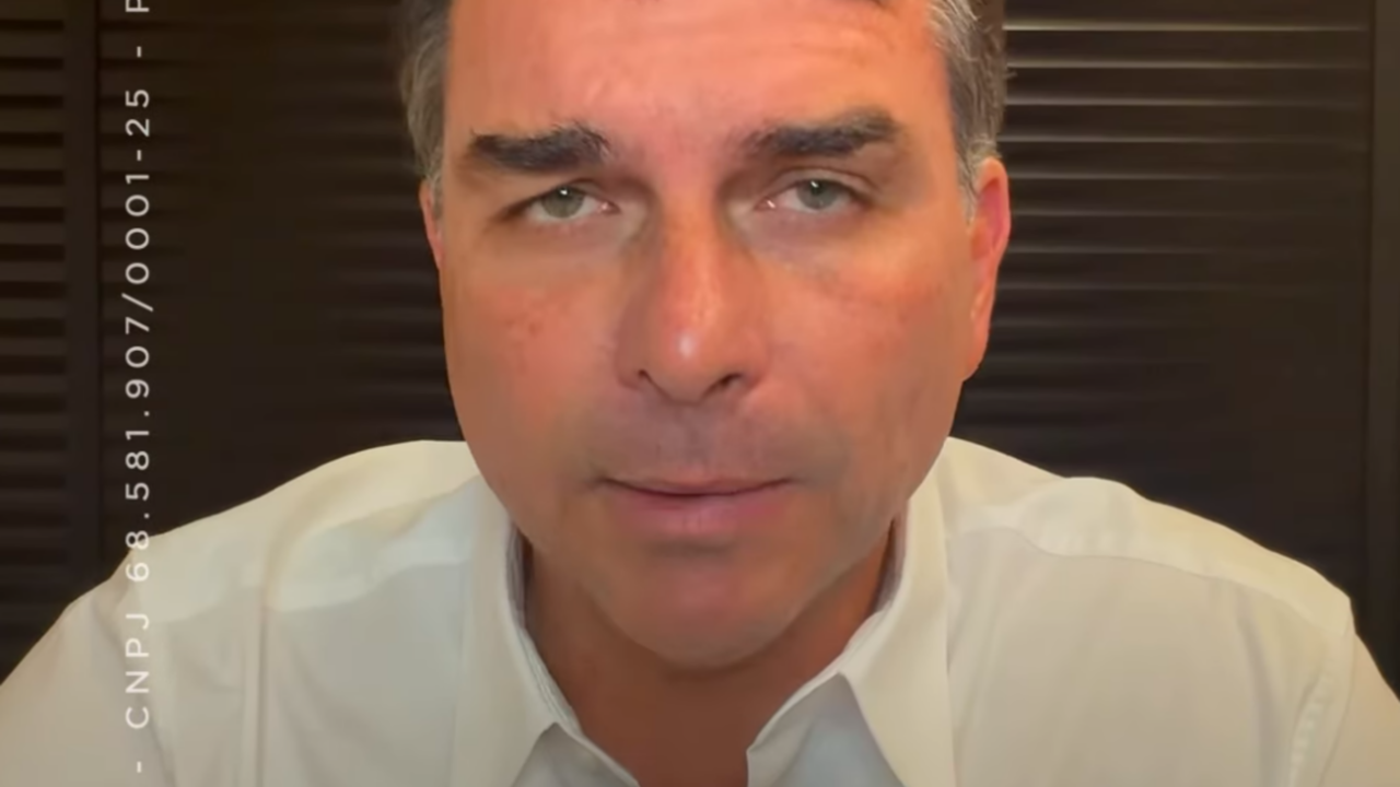 Flávio tenta explicar ausência no debate da Band