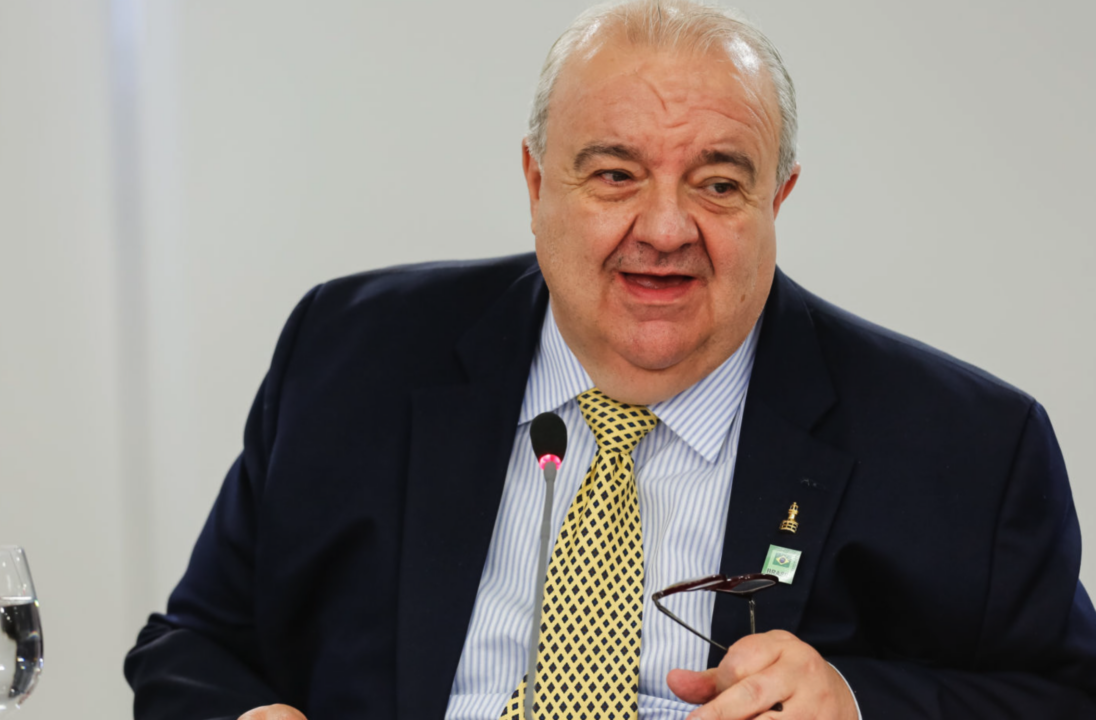 Rafael Greca é internado após queda em evento no Paraná