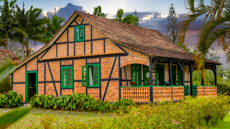 A rota de casas no estilo enxaimel em Pomerode e as atrações da cidade de cultura alemã.