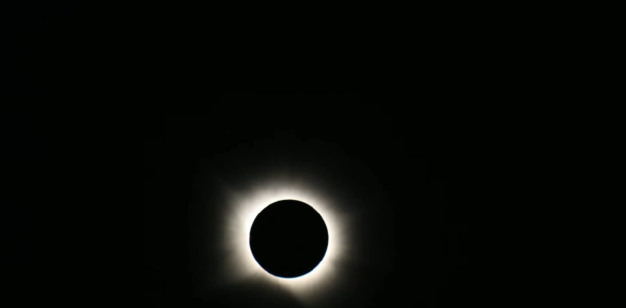 Eclipse solar total é visto em países do Hemisfério Norte