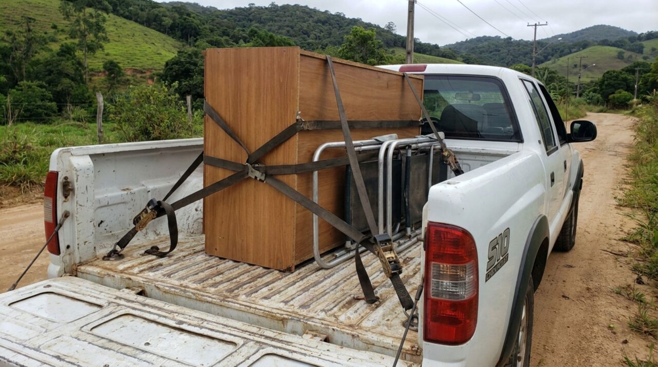Motorista precisava levar móveis e um ajudante na mesma viagem, ao perceber que não havia lugar na cabine, decide colocar a pessoa na caçamba para segurar a carga e fiscalização explica o que o CTB prevê