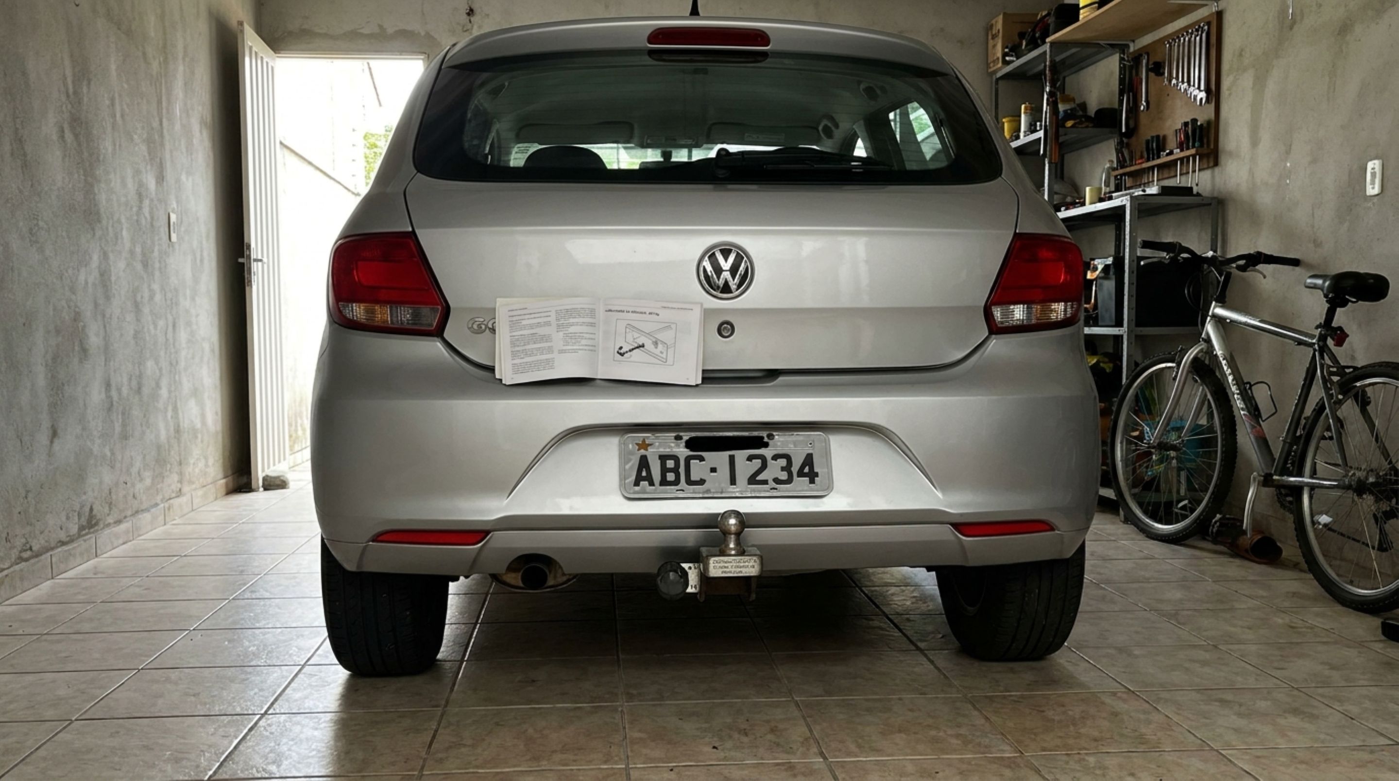 Motorista instala engate traseiro apenas para proteger o para-choque, mas descobre na abordagem que o equipamento precisa atender regras específicas do Contran e do Inmetro
