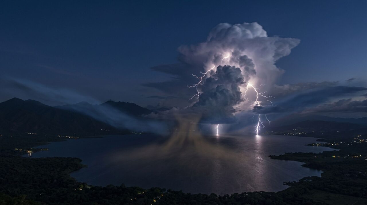 A geografia do lago Maracaibo favorece a convergência noturna de ar úmido e fluxos vindos das montanhas, criando condições recorrentes para os relâmpagos do Catatumbo