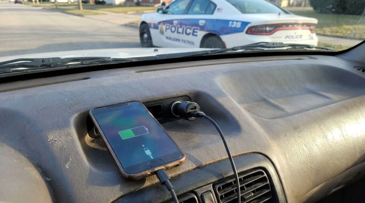 Motorista é parado na blitz de trânsito, ao ser requisitada a CNH ele tenta abrir o aplicativo mas o celular fica sem bateria e é questionado por agente, homem afirma que sua habilitação pode ser consultada no sistema