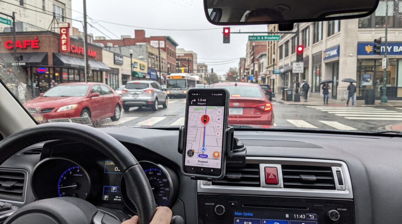 Condutor instala celular no painel para usar GPS, aproveita o semáforo vermelho para digitar mensagem de texto e recebe multa gravíssima de agente de trânsito