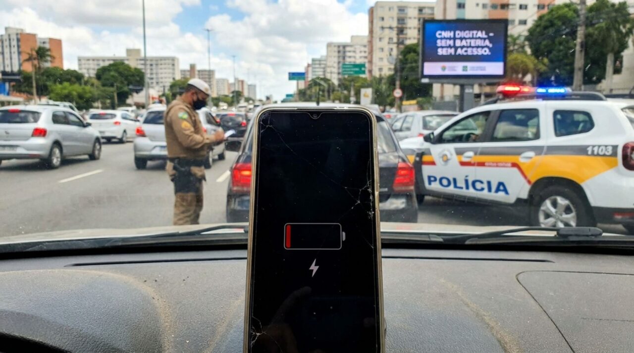 Motorista é parado em blitz, agente solicita a habilitação e o celular descarrega antes de abrir a CNH Digital, condutor diz que não levou a carteira física e questiona se pode ser multado