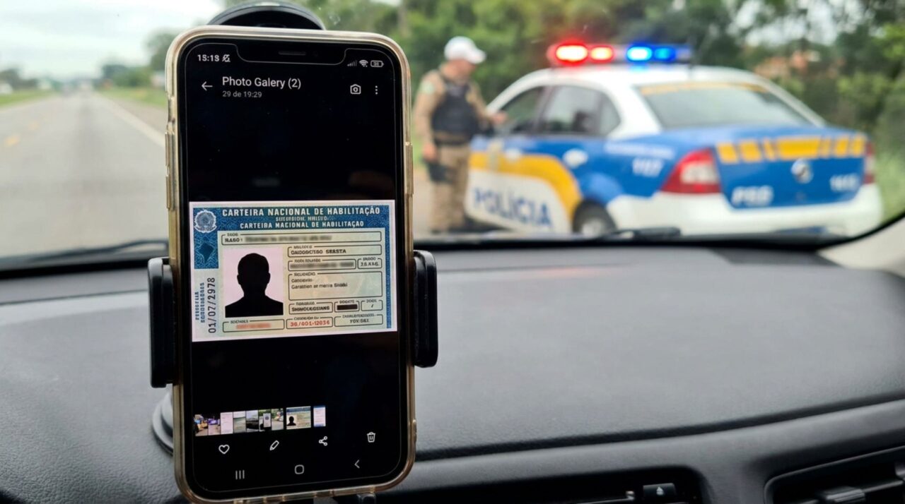 Motorista é parado em fiscalização, agente pede a CNH e ele apresenta um print salvo na galeria do celular, homem diz que o aplicativo oficial não abriu e é questionado sobre a validade da imagem