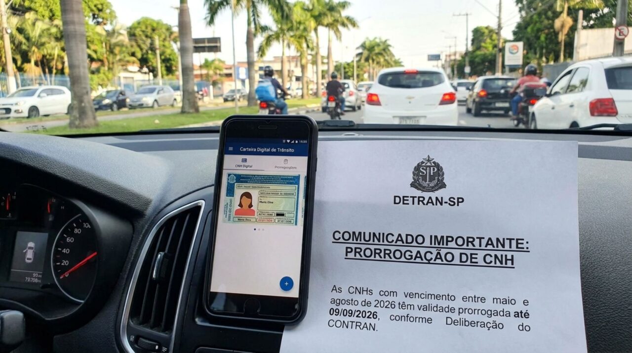 Motorista é parado em blitz, entrega a CNH Digital ao agente e descobre que habilitação venceu há mais de 30 dias, homem diz que documento continua aparecendo normalmente no aplicativo e questiona se pode dirigir