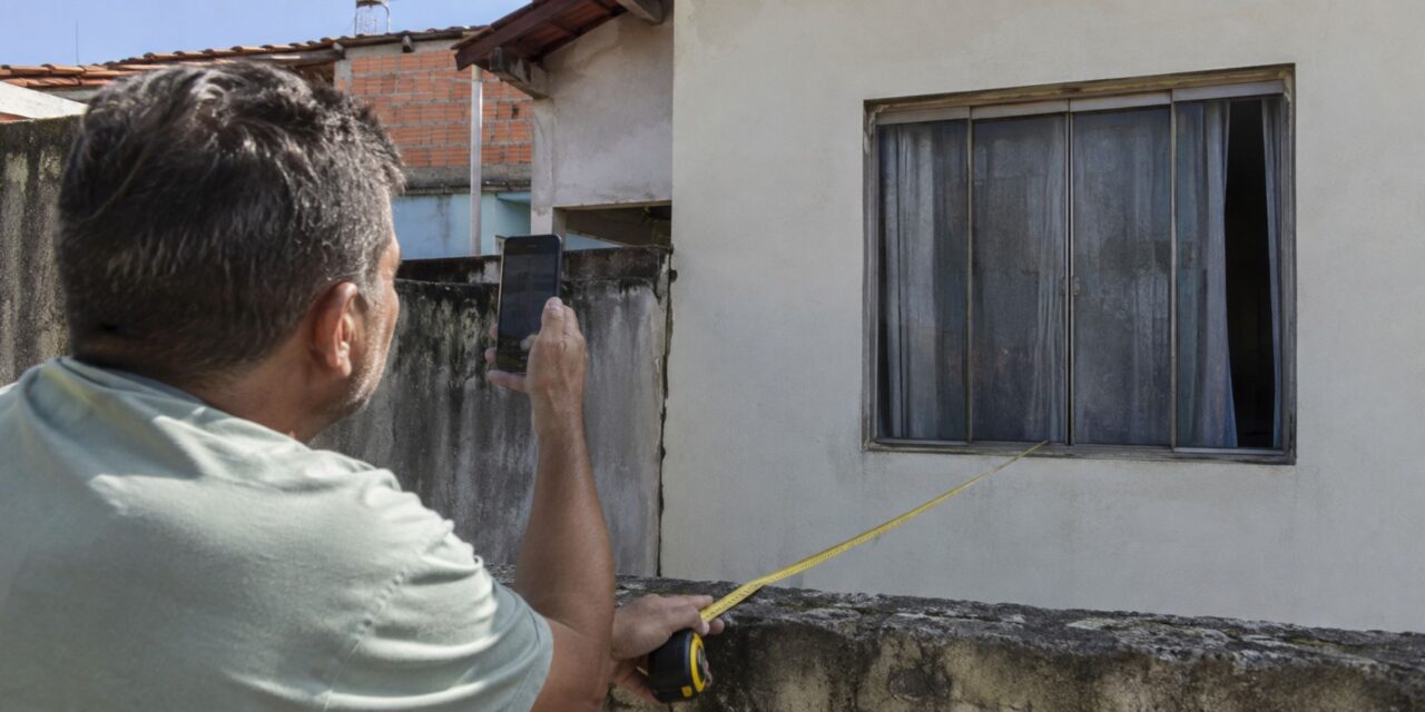 Casal passa férias fora e, ao retornar, percebe que vizinho abriu uma janela voltada para seu quintal, ele pede fechamento e distância da divisa vira centro da disputa