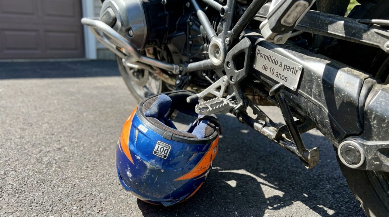 Pai leva filho de 9 anos na garupa da moto, recebe multa e diz que a criança tem altura para alcançar os apoios e usava capacete, questionando a abordagem