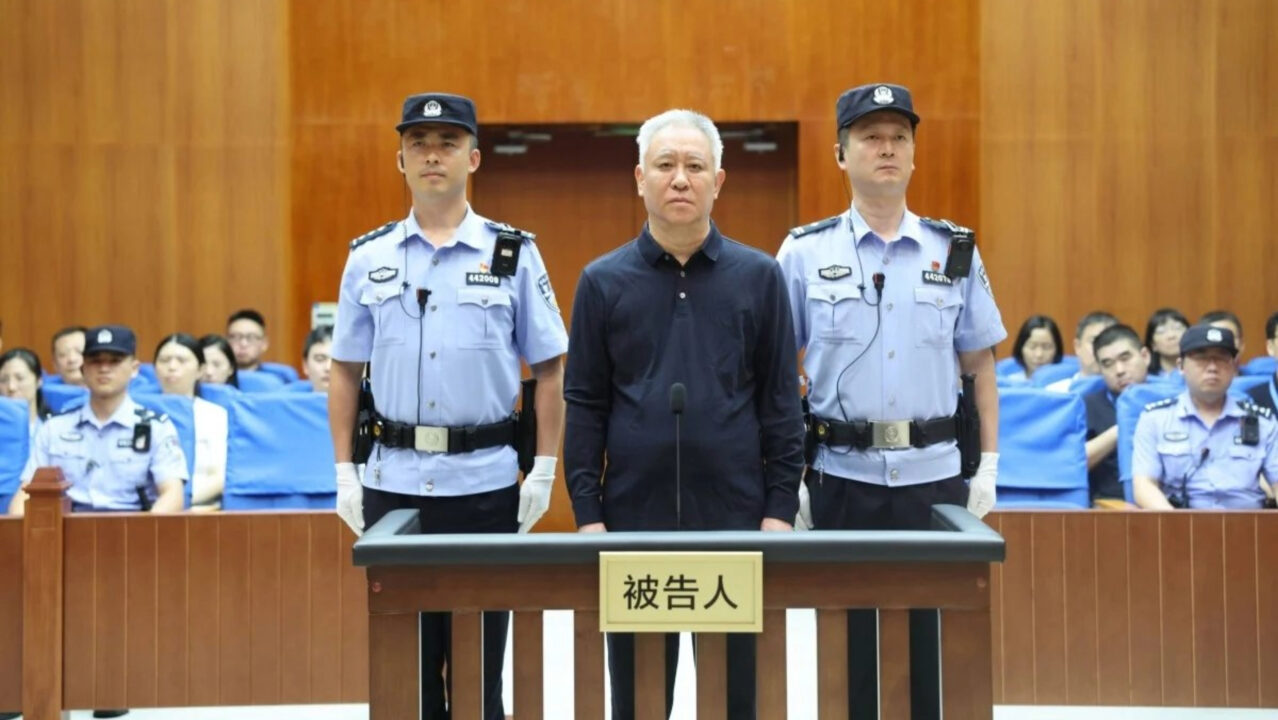 China condena à prisão perpétua bilionário fundador e ex-presidente da Evergrande