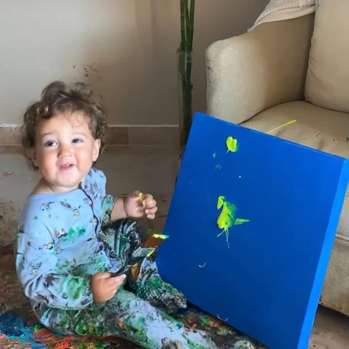 Com apenas 5 meses de idade, o bebê John começou a pintar, vendeu suas pinturas na Espanha e, após 10 meses, bateu um recorde do Guinness