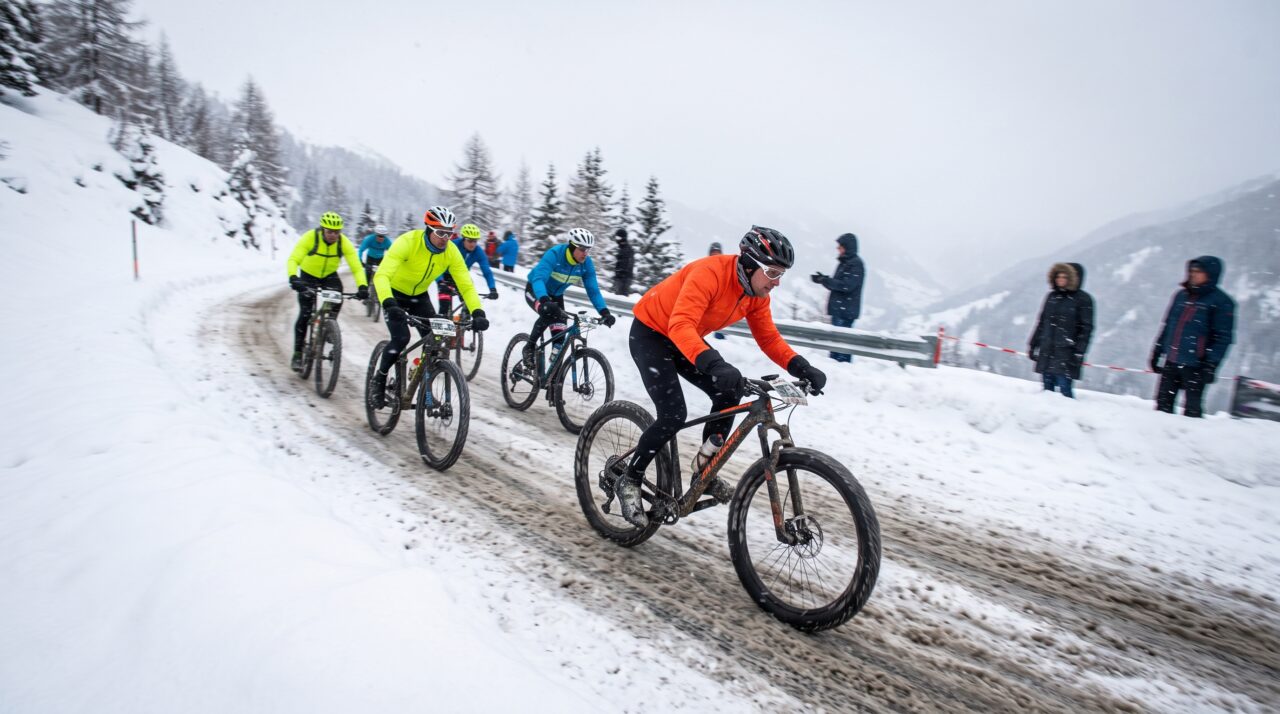 A corrida de bicicleta mais insana do mundo, eles desceram uma montanha de mais de 3000 metros encarando neve, rochas e terrenos irregulares durante todo o trajeto