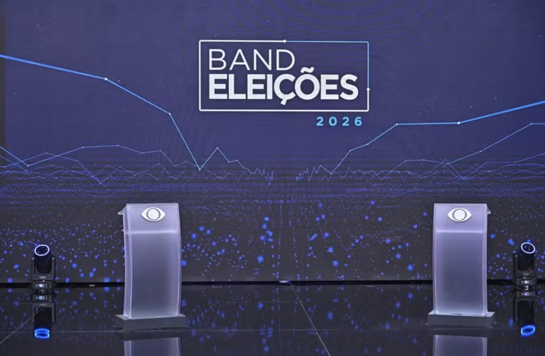 Debate da Band terá púlpitos vazios para Lula, Flávio e Zema - QTU Questões do Universo
