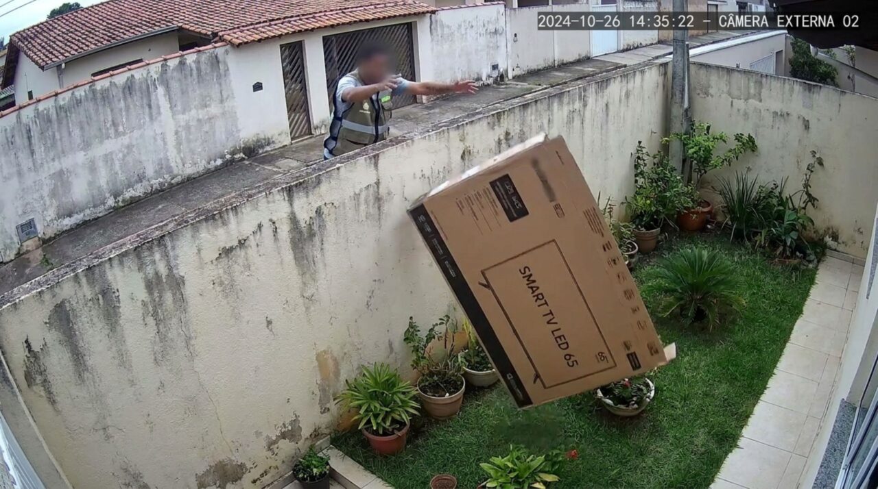 Homem compra TV de R$ 4 mil, mas não estava em casa para receber, ao checar as câmeras da residência, vê o entregador jogando o pacote por cima do muro, destruindo completamente o produto